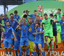 El capitán Valerii Bondar, de Shakthar Donetsk, levanta el trofeo por Ucrania. (Fuente: FIFA Getty Images) (Fuente: FIFA Getty Images) (Fuente: FIFA Getty Images)