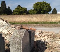 Los agresores rompieron monumentos y robaron placas de bronce de las lápidas. (Fuente: Télam) (Fuente: Télam) (Fuente: Télam)