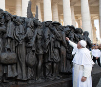  Francisco inauguró la escultura “Angeles inadvertidos” que representa un grupo de migrantes de distintas culturas.  (Fuente: EFE) (Fuente: EFE) (Fuente: EFE)