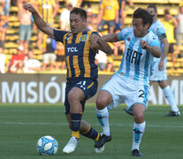 Rinaudo y Cvitanich luchan por la pelota. (Fuente: Sebastián Granata) (Fuente: Sebastián Granata) (Fuente: Sebastián Granata)