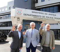 Baltasar Garzón (cent) junto a los exministros Tarso Genro y Paulo Vannuchi. (Fuente: EFE) (Fuente: EFE) (Fuente: EFE)