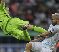 David Ospina, salva un contraataque del Kun Agüero.