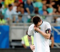 Lionel Messi, la cara al piso. No apareció el juego y no encontró a sus socios.