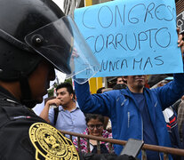 Manifestantes protestan contra el Congreso dominado por el fujimorismo.  (Fuente: AFP) (Fuente: AFP) (Fuente: AFP)