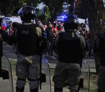 Amplia presencia de las fuerzas de seguridad en las inmediaciones del Monumental.