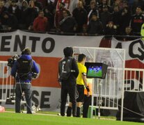 Lisandro López espera mientras el árbitro atiende el VAR, protagonista del River-Boca. (Fuente: Alejandro Leiva) (Fuente: Alejandro Leiva) (Fuente: Alejandro Leiva)