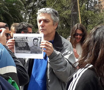 El padre de Damián Raña, en la marcha de La Plata para pedir su libración.