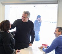 Fernández y Randazzo durante una parada en una estación de servicio.