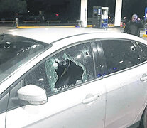 El Focus baleado en la estación de servicio a la que llegó Valdés.