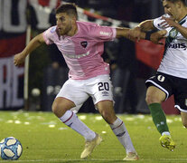 Julián Fernández disputando la pelota. Fue el único rendimiento alto en el equipo de Kudelka. (Fuente: Sebastián Granata) (Fuente: Sebastián Granata) (Fuente: Sebastián Granata)