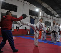 Walter Capurro en el momento del entrenamiento con sus alumnos. (Fuente: Sandra Cartasso) (Fuente: Sandra Cartasso) (Fuente: Sandra Cartasso)