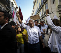 El primer ministro António Costa en plena campaña por las calles de Lisboa