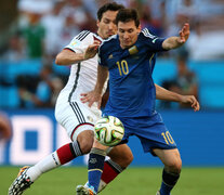 Messi disputa la pelota con Kramer, durante la final Brasil 2014.