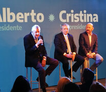 Gioja, Alberto Fernández e Insfrán en el acto en la sede del PJ. 