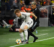 Pereyra presiona a Halstenberg en la cancha del Dortmund. (Fuente: Twitter AFA) (Fuente: Twitter AFA) (Fuente: Twitter AFA)