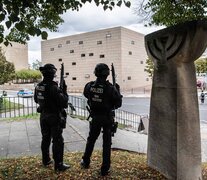 Policías alemanes montan guardia frente a la sinagoga de Halle después del ataque. (Fuente: AFP) (Fuente: AFP) (Fuente: AFP)