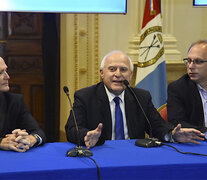 Lisfchitz junto al fiscal Saccone y el ministro Saglione.