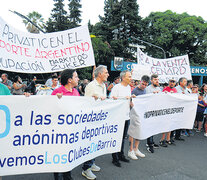 Marcha en contra de la privatización del deporte.