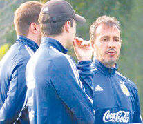 Fernando &amp;quot;Bocha&amp;quot; Batista dialoga con sus colaboradores.