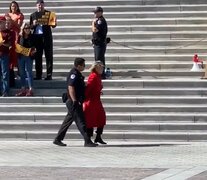 Fonda, llevada por un oficial, con la smanos atadas, durante la protesta en Washington.  (Fuente: Captura de pantalla) (Fuente: Captura de pantalla) (Fuente: Captura de pantalla)