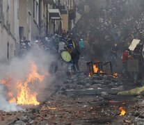 Manifestantes chocan con la policía en el centro de Quito.  (Fuente: EFE) (Fuente: EFE) (Fuente: EFE)