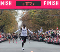 Kipchoge cruza la meta, veinte segundos antes de llegar a las dos horas de carrera.  (Fuente: EFE) (Fuente: EFE) (Fuente: EFE)