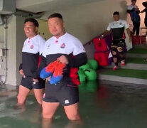 El plantel japonés, sumergiéndose en una de las instalaciones inundadas para entrenar. (Fuente: Twitter) (Fuente: Twitter) (Fuente: Twitter)