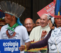 Mezclado en la multitud, Francisco parece un integrante más del sínodo sobre el Amazonas.