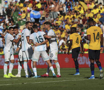 Acuña, Martínez, Pezzella, De Paul y Alario: festejo argentino. (Fuente: NA) (Fuente: NA) (Fuente: NA)