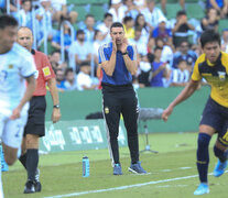 Scaloni da indicaciones. Fuera de foco, Nicolás González y el ecuatoriano Arreaga. (Fuente: NA) (Fuente: NA) (Fuente: NA)