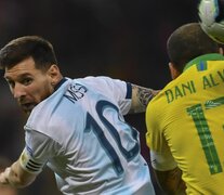 Messi lucha con Dani Alves durante la semifinal de la última Copa América, que terminó 2-0 en favor de Brasil. (Fuente: AFP) (Fuente: AFP) (Fuente: AFP)