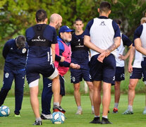 Maradona da indicaciones al plantel del Lobo. (Fuente: Foto prensa Gimnasia La Plata) (Fuente: Foto prensa Gimnasia La Plata) (Fuente: Foto prensa Gimnasia La Plata)