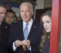 El precandidato Joe Biden junto a su hijo Hunter.