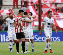 Gervasio Núñez (40) recibe el saludo de sus compañeros por el golazo. (Fuente: Fotobaires) (Fuente: Fotobaires) (Fuente: Fotobaires)