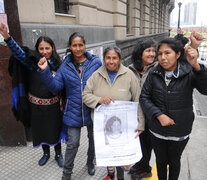 Madre y hermana del desaparecido Marcelino Olaire y voceras de las mujeres indígenas en la vereda del ministerio del Interior cuyo ingreso mantienen ocupado (Fuente: Guadalupe Lombardo) (Fuente: Guadalupe Lombardo) (Fuente: Guadalupe Lombardo)