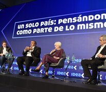 Héctor Daer habla en IDEA ante la mirada de Graciela Fernández Meijide y Miguel Blanco (derecha).