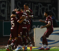 Todos los abrazos para Pepe Sand, autor del primer gol de Lanús. (Fuente: Télam) (Fuente: Télam) (Fuente: Télam)