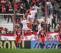 Festejo de Huracán; lamento de San Lorenzo con el 2-0 final. (Fuente: Télam) (Fuente: Télam) (Fuente: Télam)