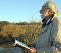 Miguel Angel Federik lee un poema frente al río Gualeguay