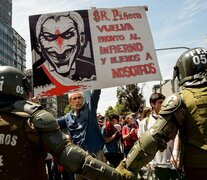 Un manifestante desafía a la represión olicial ayer en el centro de Santiago. (Fuente: AFP) (Fuente: AFP) (Fuente: AFP)