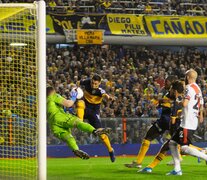 Zárate va por la pelota ante Armani. Finalmente, Hurtado la empujaría para el 1-0. (Fuente: Alejandro Leiva) (Fuente: Alejandro Leiva) (Fuente: Alejandro Leiva)