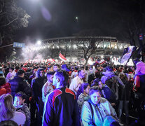 Los hinchas de River esperaron al plantel para celebrar en el Monumental (Fuente: EFE) (Fuente: EFE) (Fuente: EFE)