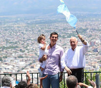 Los candidatos llegaron al acto en teleférico. (Fuente: Télam) (Fuente: Télam) (Fuente: Télam)