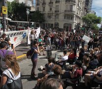 Docentes y alumnos en Acoyte y Rivadavia. (Fuente: Bernardino Avila) (Fuente: Bernardino Avila) (Fuente: Bernardino Avila)