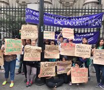 Familiares de las mujeres desaparecidas durante la represión de Piñera exigieron su aparición con vida. De las 13, diez ya aparecieron, algunas en estado de shock (Fuente: Facebook Feministas Autónomas) (Fuente: Facebook Feministas Autónomas) (Fuente: Facebook Feministas Autónomas)