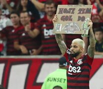 Gabigol y la acción en cuestión durante el partido entre Flamengo y Gremio. (Fuente: AFP) (Fuente: AFP) (Fuente: AFP)