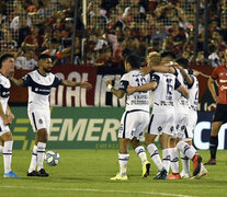 Todo Gimnasia festeja el triunfazo en Rosario ante Newell&amp;#39;s Old Boys. (Fuente: Fotobaires) (Fuente: Fotobaires) (Fuente: Fotobaires)