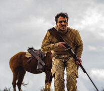 El protagonista monta en su caballo y parte a una cita con lo desconocido.