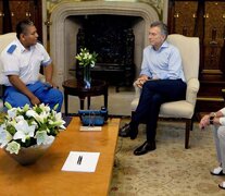 El policía Luis Cochobar junto a Mauricio Macri y Patricia Bullrich.