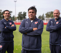 El cuerpo técnico de Independiente, con el DT interino Fernando Berón (centro). (Fuente: Prensa Independiente) (Fuente: Prensa Independiente) (Fuente: Prensa Independiente)